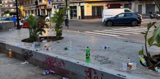 Suciedad en una de las calles de La Roqueta. AVV La Roqueta