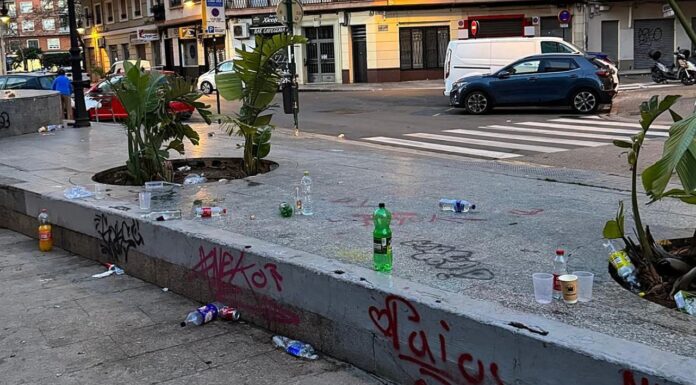 Suciedad en una de las calles de La Roqueta. AVV La Roqueta