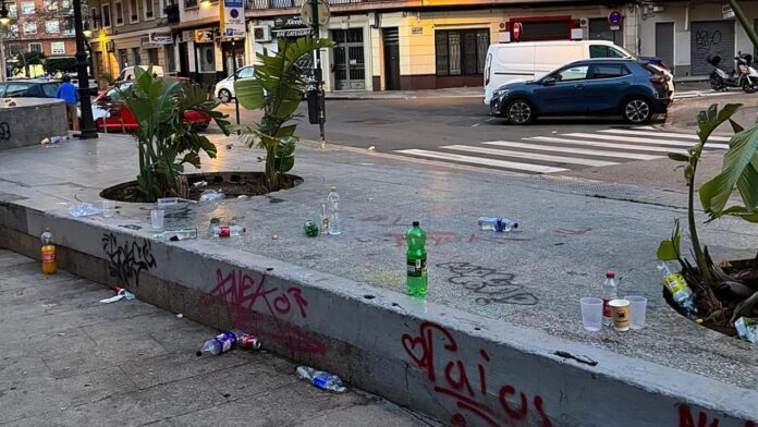 7televalencia La Roqueta Suciedad en una de las calles de La Roqueta. AVV La Roqueta