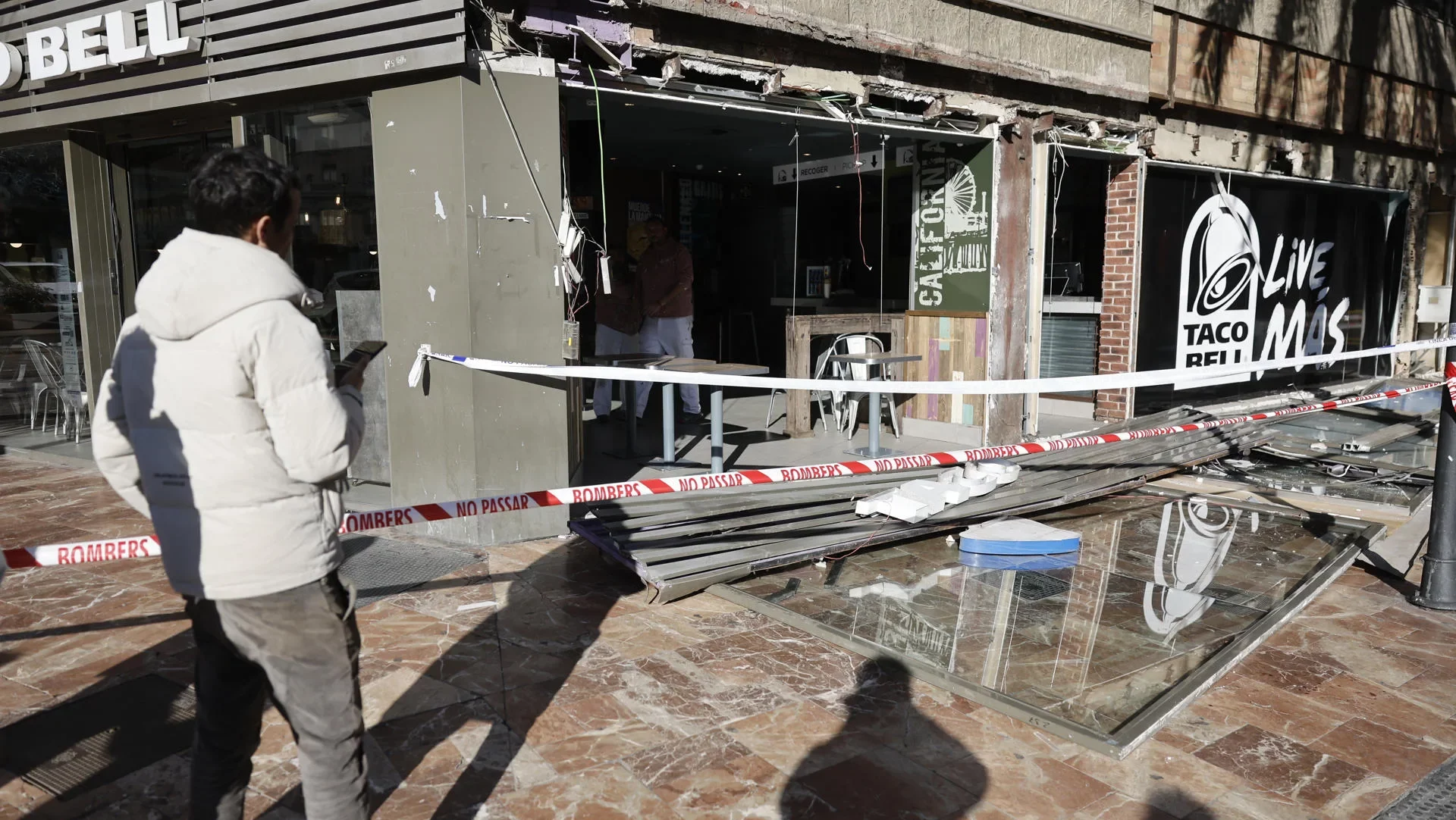 Efectos del viento de hace unos días en la plaza del Ayuntamiento de València