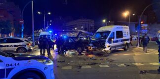 Espectacular persecución en València termina con dos detenidos tras embestir varios vehículos policiales Vehículo de la Policía Local embestido