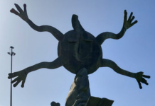 El viento extremo mutila la mano de la escultura de Ripollés El viento extremo mutila la mano de la escultura de Ripollés