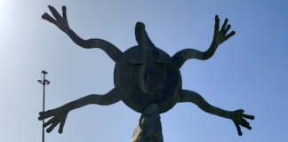 El viento extremo mutila la mano de la escultura de Ripollés