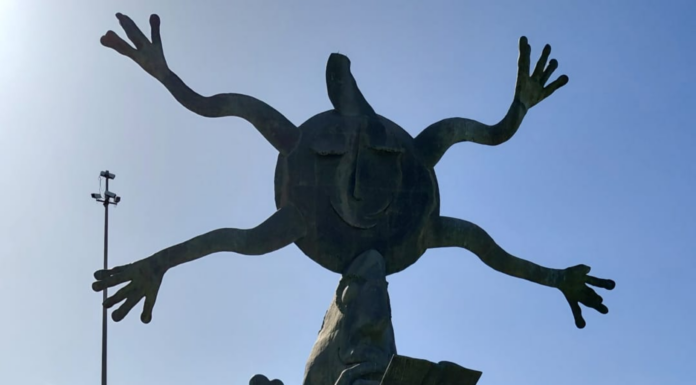 El viento extremo mutila la mano de la escultura de Ripollés El viento extremo mutila la mano de la escultura de Ripollés