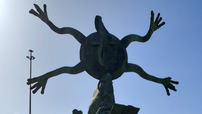 El viento extremo mutila la mano de la escultura de Ripollés