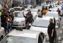 24 horas sin taxis en Valencia: el sector saldrá a la huelga contra la liberalización de las VTC Miembros de la Federación sindical de Taxis, USO y la Asociación de Taxistas se manifiestan en Valencia para exigir una regulación más efectiva (EFE)