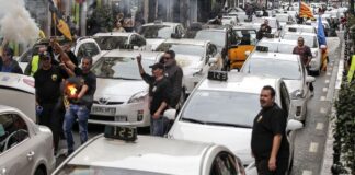 Miembros de la Federación sindical de Taxis, USO y la Asociación de Taxistas se manifiestan en Valencia para exigir una regulación más efectiva (EFE)