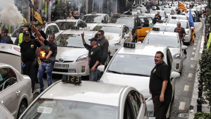 7televalencia huelga taxis EFE Miembros de la Federación sindical de Taxis, USO y la Asociación de Taxistas se manifiestan en Valencia para exigir una regulación más efectiva (EFE)