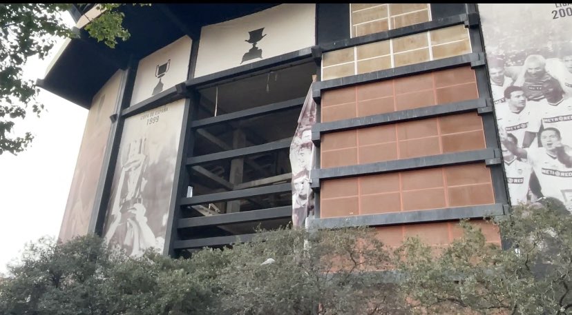 Lona de Mestalla destrozada por el viento