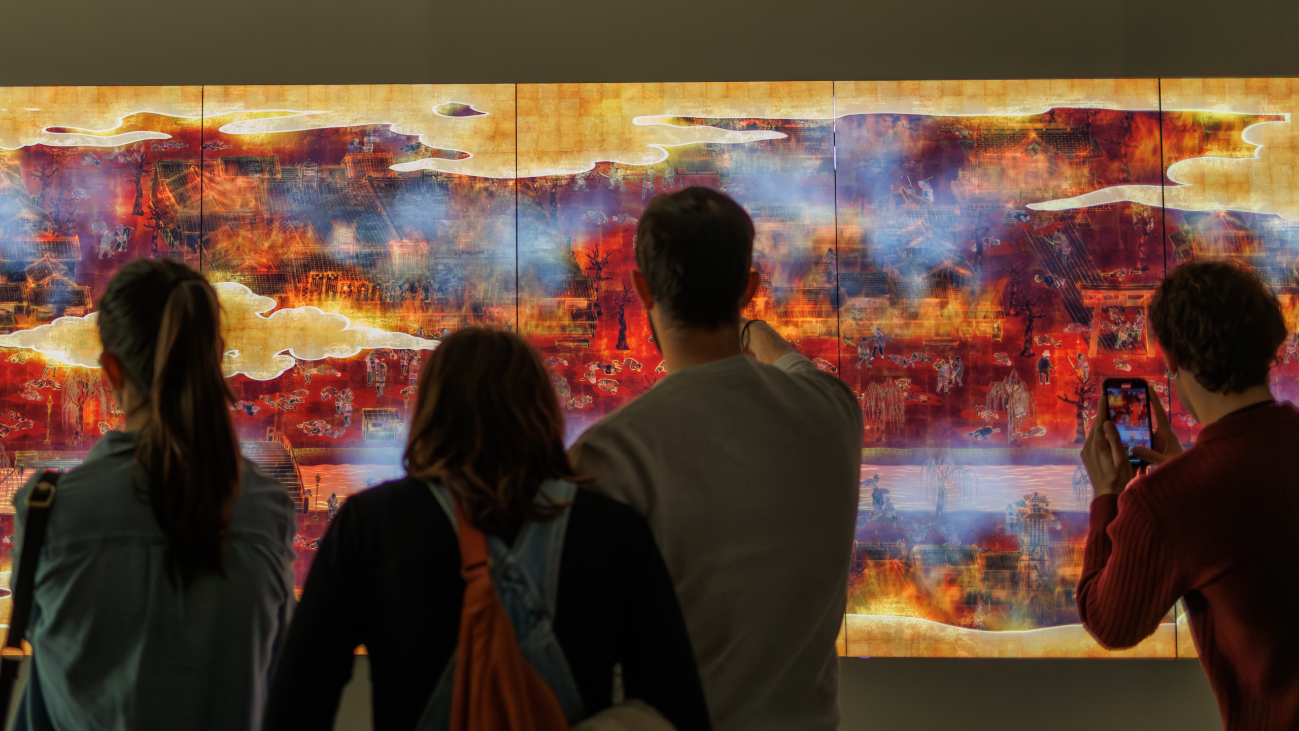 Estalla la guerra dentro de una obra de arte en Valencia: "En los próximos días se verá muerte y destrucción"