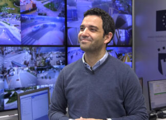 Juan Antonio Sagredo, alcalde de Paterna, en la central de la Policía Local