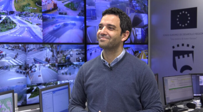 Sagredo: “Tenemos un sistema pionero en España. Vienen policías de todo el país” Juan Antonio Sagredo, alcalde de Paterna, en la central de la Policía Local