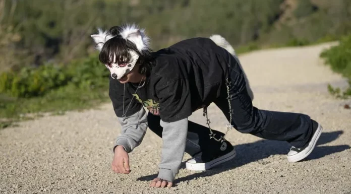 La fiebre ‘therian’ llega a València: primeros avistamientos en el antiguo cauce del Turia Una persona 'Therian'