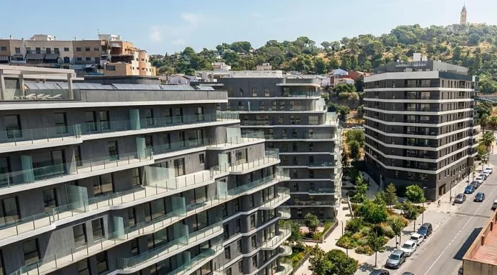 Largas colas por una vivienda VPO en Alzira: dos días durmiendo en la calle Viviendas proyectadas en Alzira