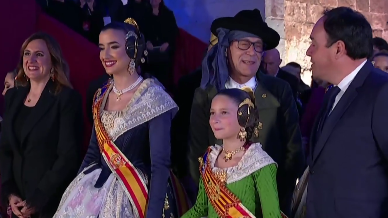 Las Falleras Mayores de València a los pies de las Torres de Serranos