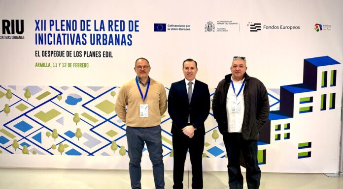 El regidor d'urbanisme, Juanjo Susín (c), al costat de tècnics de l'Ajuntament de Quart de Poblet