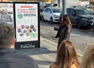 Paterna posa en valor els viatges per a Persones Majors amb una exposició a l’aire lliure Exposició d'activitats culturals per a Persones Majors en l'explanada del coetòdrom en Paterna