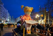 Llega la primera pieza de una niña leyendo de la falla del Ayuntamiento