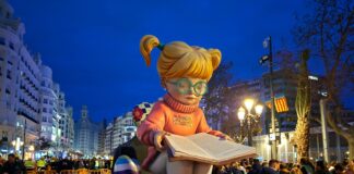 Llega la primera pieza de una niña leyendo de la falla del Ayuntamiento