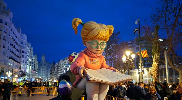 Llega la primera pieza de una niña leyendo de la falla del Ayuntamiento