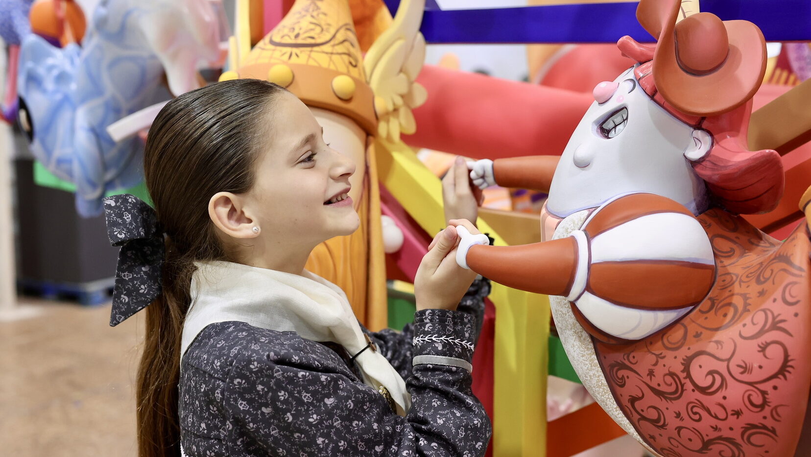 Marta Mercader observa uno de los ninots de la falla