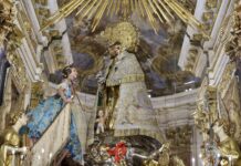 Las Falleras Mayores y sus cortes realizan su primera ofrenda a la Mare de Déu