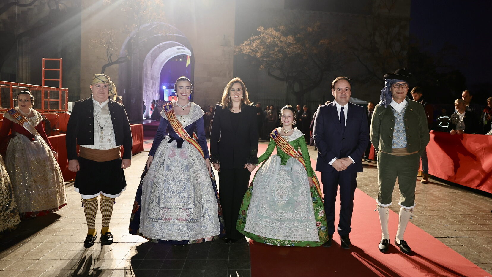 Las Falleras Mayores de València a los pies de las Torres de Serranos