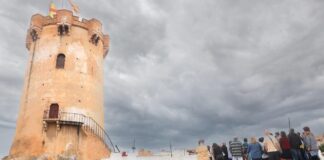 Imatge de visitants i veïns a espais emblemàtics de la ruta Dolor y Gloria a Paterna