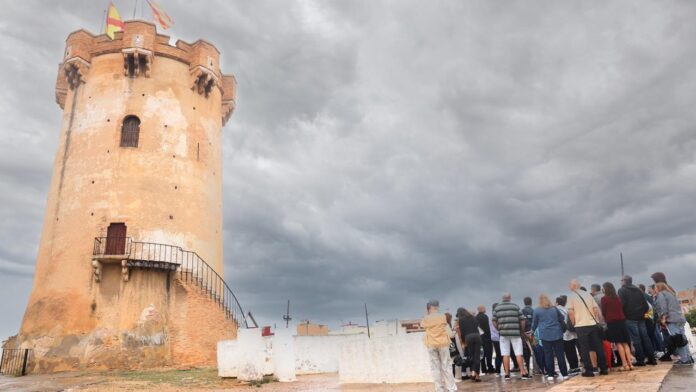 Imagen de visitantes y vecinos a espacios emblemáticos de la ruta Dolor y Gloria en Paterna Imatge de visitants i veïns a espais emblemàtics de la ruta Dolor y Gloria a Paterna