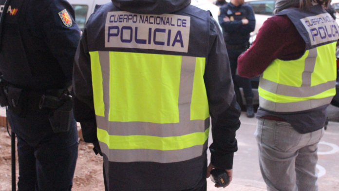 Detenidos dos atracadores tras robar vehículos, embestir a la Policía y asaltar gasolineras en Valencia