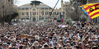 Valencia podría limitar la llegada de Cercanías en Fallas Valencia podría limitar la llegada de Cercanías en días clave de Fallas