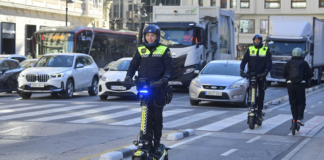 Los carriles bici ya tienen vigilancia: así es la nueva patrulla policial en patinete Los carriles bici ya tienen vigilancia propia: así es la nueva patrulla policial en patinete