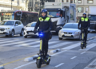 Los carriles bici ya tienen vigilancia propia: así es la nueva patrulla policial en patinete