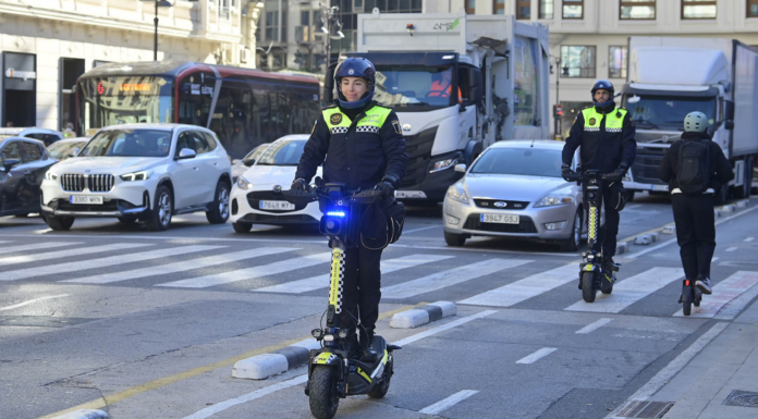 Los carriles bici ya tienen vigilancia: así es la nueva patrulla policial en patinete Los carriles bici ya tienen vigilancia propia: así es la nueva patrulla policial en patinete