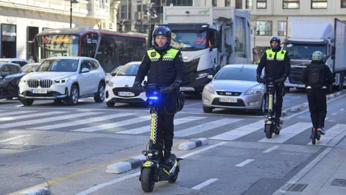Los carriles bici ya tienen vigilancia propia: así es la nueva patrulla policial en patinete