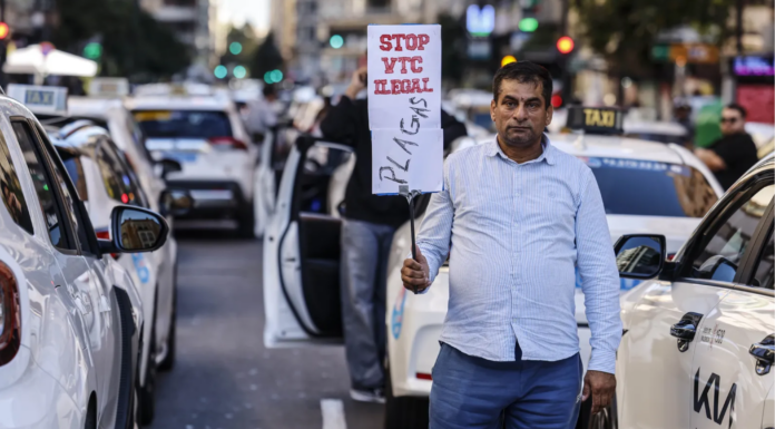 La huelga de taxis colapsa Valencia y anticipa otra jornada de protestas con las VTC La huelga de taxis colapsa Valencia y anticipa otra jornada de protestas con las VTC
