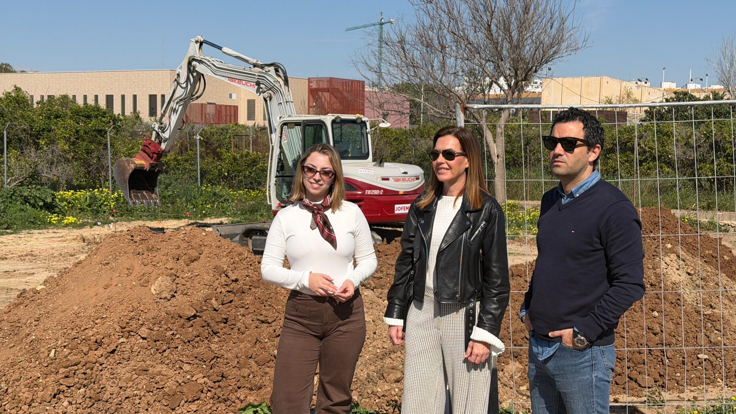 Sagredo, Nuria Campos y Johana Gómez durante la visita a las obras del futuro Cementerio Municipal de Animales de Paterna.