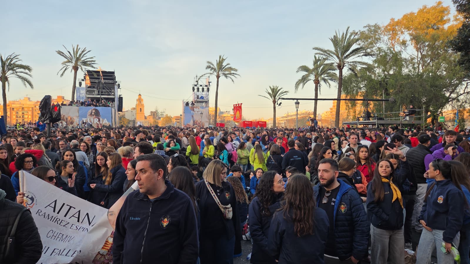 El puente de Serranos lleno de personas esperando a la Crida