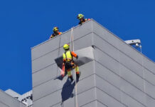 Los bomberos son los héroes que escalan fachadas para protegernos del viento
