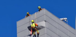 Los bomberos son los héroes que escalan fachadas para protegernos del viento