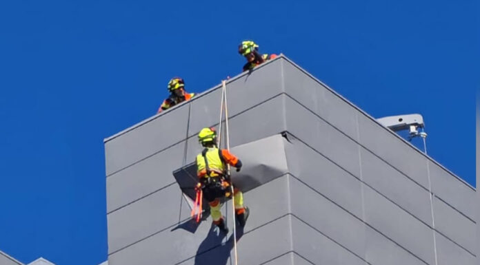 Los bomberos son los héroes que escalan fachadas para protegernos del viento