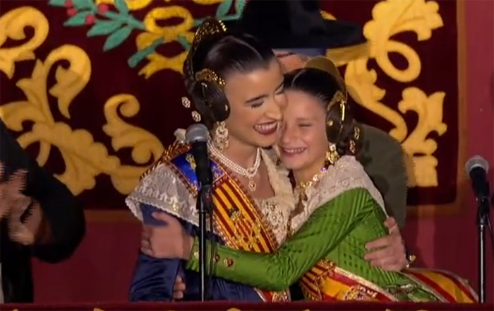 Abrazo emotivo de Carmen y Marta desde las Torres