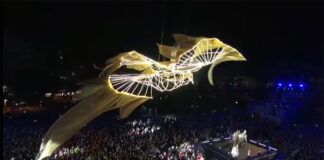 Un Fénix sobrevolando las Torres de Serranos