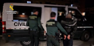 Agentes de la Guardia Civil detienen al ladrón del combustible.