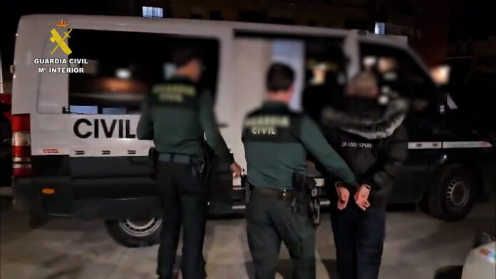 7televalencia-robo-combustible Agentes de la Guardia Civil detienen al ladrón del combustible.