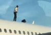 Un hombre corre por el techo de un avión en Manises para sorpresa de la tripulación