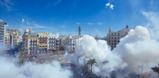 La Pirotecnia Arcoiris demuestra “El poder de la plaza” disparando 160 kilos de pólvora