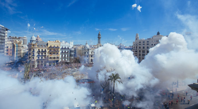 La Pirotecnia Arcoiris demuestra “El poder de la plaza” disparando 160 kilos de pólvora