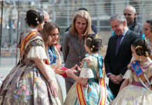 Así ha sido la visita de la infanta Elena a su primera mascletà