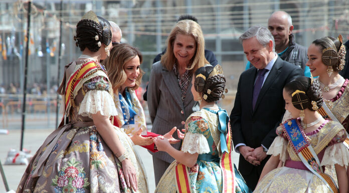 Así ha sido la visita de la infanta Elena a su primera mascletà